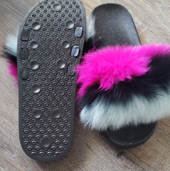 SOLD‼LAST ONE!!! 🖤💙💕Fur Slides - Picture 2 of 2